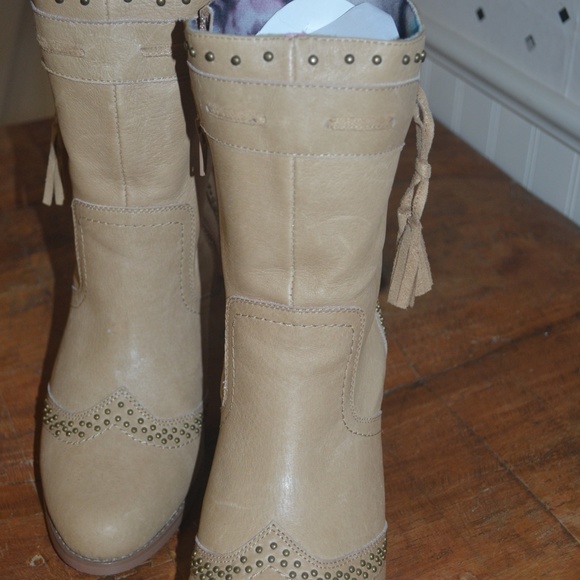 Dingo boots size 9 new without box. Color is cream to beige-gold. - Picture 3 of 4